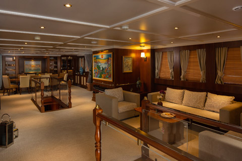 Interior — Lounge / Salon